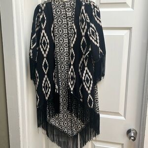 Black & off-white fringe duster.